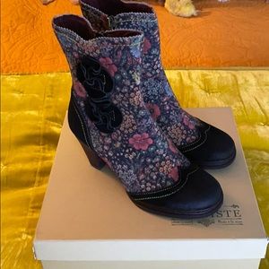 @  L’Artiste New Floral LeatherNWT Boots
